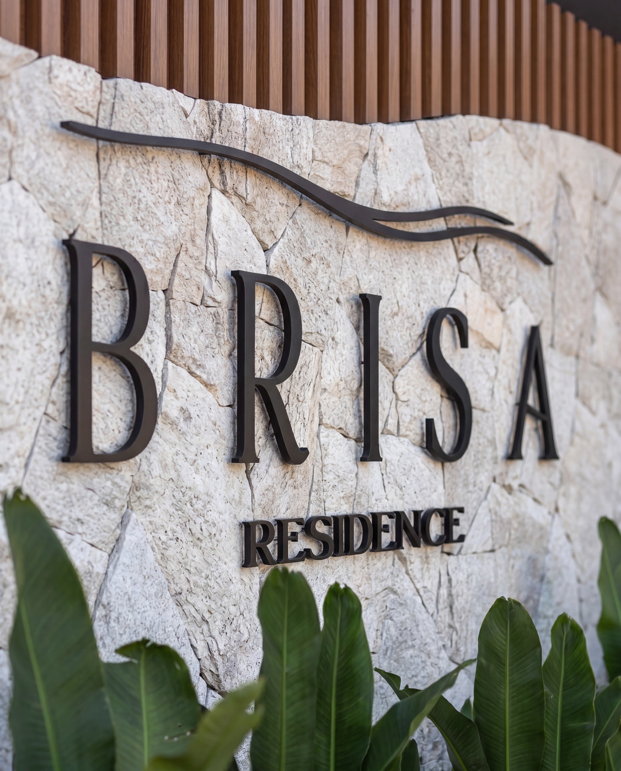 Totem com a marca Brisa Residence